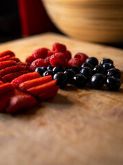 Fresas con frutos del bosque en base de madera. Healthy food. 