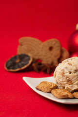 Angeschnittene Kugel Spekulatiuseis zu Weihnachten