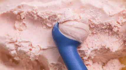 Eisportionierer formt Eiskugel Erdbeereis zum Servieren