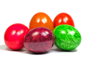 Bunte Ostereier vor weißem Hintergrund