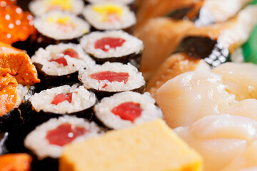 新鮮で美味しそうなお寿司の詰め合わせ