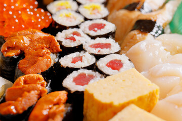 新鮮で美味しそうなお寿司の詰め合わせ