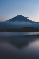 夕日のマジックアワーと富士山と湖
