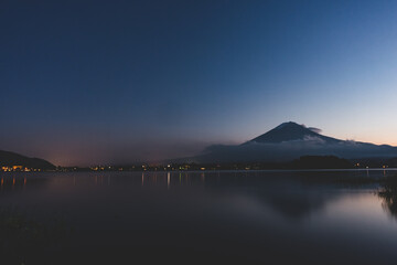 夕日のマジックアワーと富士山と湖