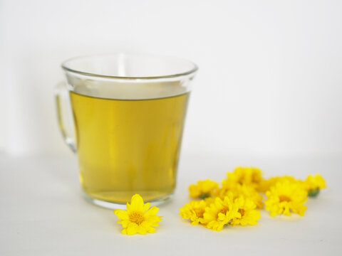 chrysanthemum Juice, Drink water Chrysanthemum indicum Dendranthema morifolium, Flavonoids, in clear grass pollen yellow flower