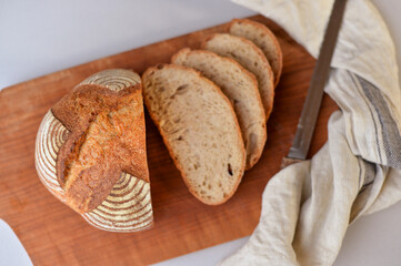 天然酵母パン、カンパーニュをカットしている写真、朝食イメージ