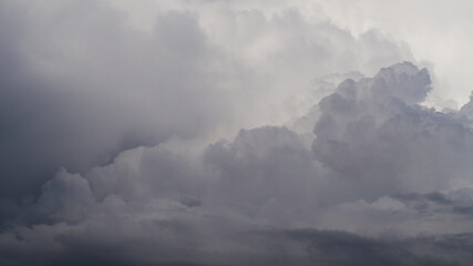 Un ciel de traîne s'installe après le passage d'une dépression atlantique sur la France.  De fréquentes averses de grésil se succèdent sous les cumulonimbus