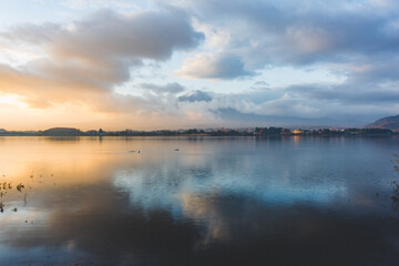 青空と雲にかかった富士山