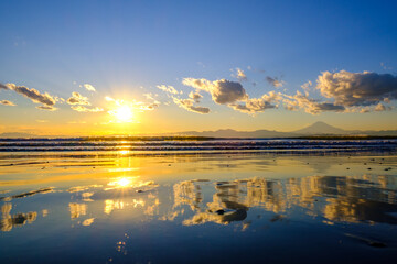 【神奈川県 江ノ島】夕日に照らされた海