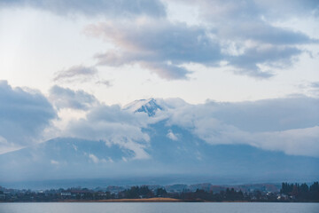 青空と雲にかかった富士山