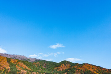 紅葉のオレンジ色に染まった山