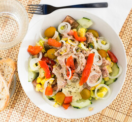 mediterranean vegetable salad with tuna
