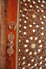 kunstvoll verzierte Türe samt Schlüsselloch