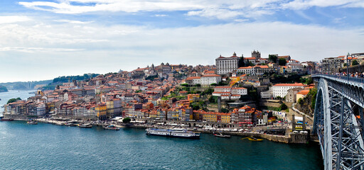 Fototapeta na wymiar Porto views with colured buildings and boats
