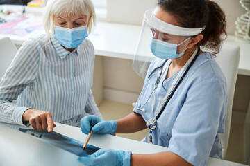 Doctor pointing out a chest problem on a radiograph