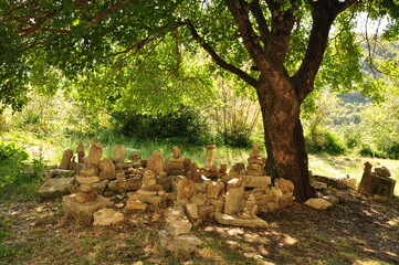 mystische Steinansammlung unter einem Baum in sommerlicher Atmosphäre
