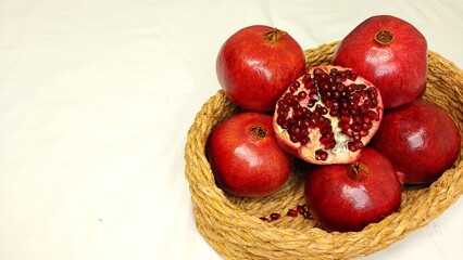 Fototapeta na wymiar apples in basket
