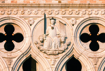 Justitia an der Fassade des Dogenpalastes, Markusplatz, Venedig, Italien