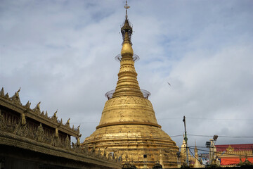Fototapeta premium Botataung or Botahtaung Pagoda in Yangon, Myanmar - ボタタング パゴダ ヤンゴン ミャンマー 