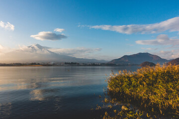 河口湖の朝焼けと富士山