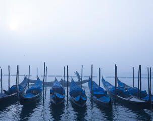 Fototapeta na wymiar Gondeln im Nebel vor der Piazzeta di San Marco, Venedig
