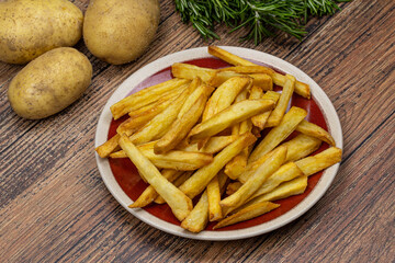 assiette de frites maison sur une table en bois