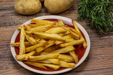 assiette de frites maison sur une table en bois