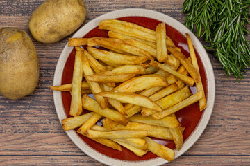 assiette de frites maison sur une table en bois