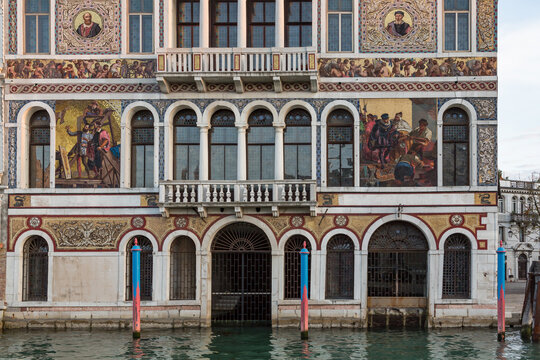 15th century Palazzo da Mula Morosini, residential home to a noble family, Venice, Italy