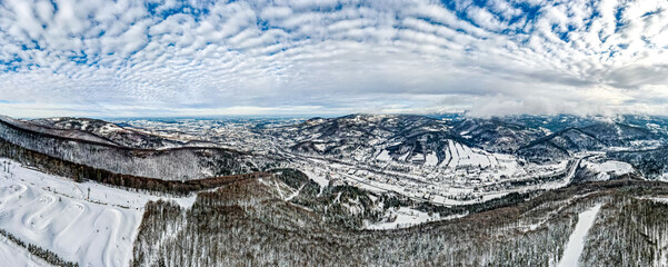 góry zimą, Beskid Śląski w Polsce z lotu ptaka, widok z Czantorii © Franciszek