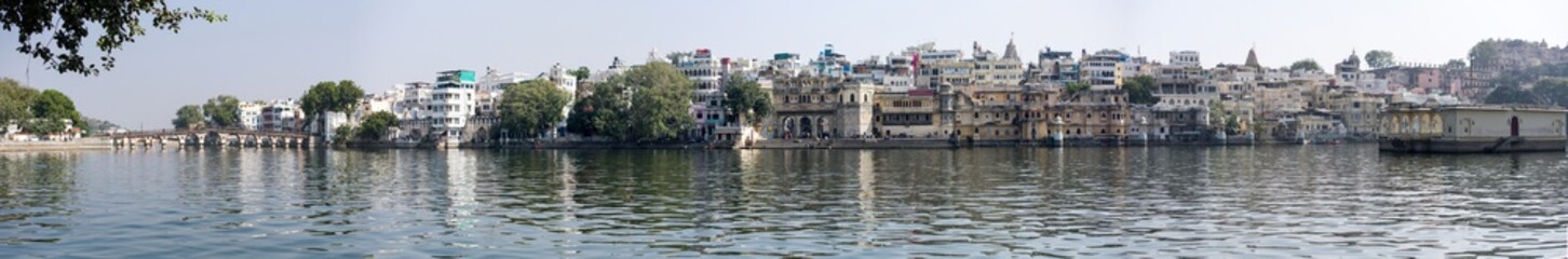 Naklejka premium Paysage urbain Rajasthan Udaipur lac maison et palais