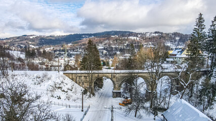 Wiadukt kolejowy w Wiśle Dziechcince to potężny żelbetonowy most o długości ponad 68 m, zimą z lotu ptaka