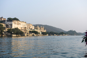 Obraz premium Paysage urbain Rajasthan Udaipur lac maison et palais