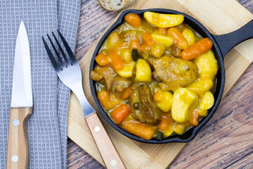 canard cuisiné aux petits légumes et poivre vert