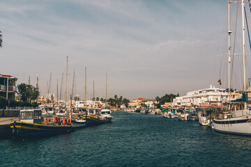 Barcos en el puerto. Puerto marítimo con barcas.