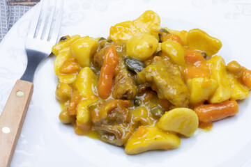 canard cuisiné aux petits légumes et poivre vert