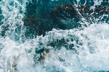 Textura de olas rompiendo en las rocas. Costa. Espuma de mar.