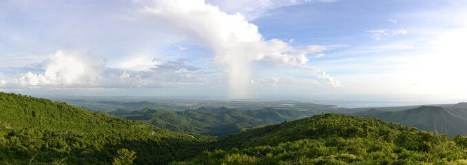 Fototapeta na wymiar panorama of Cuba with mountain and sea views 