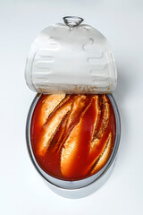 Sardinas enlatadas en salsa de tomate