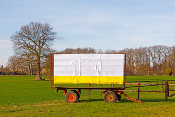 Werbeplane an einem landwirtschaflichen Anhänger