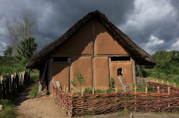 Fototapeta na wymiar rekonstruiertes Wikingerhaus aus Lehm in Haithabu
