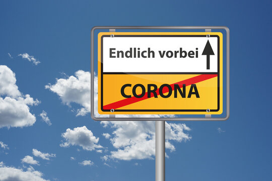 Corona Pandemie - wann ist es endlich vorbei? Ortsausgangsschild vor blauem Himmel. 