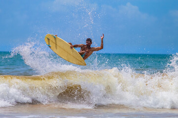 SURFISTA NAS ONDAS DE GUARAPARI, ESPIRITO SANTO, BRASIL.