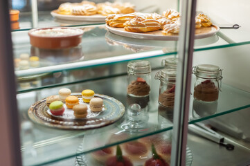 Feine Desserts in einer Vitrine