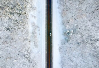 Truck in Mitten einer Winterlandschaft