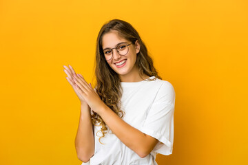 Young caucasian woman feeling energetic and comfortable, rubbing hands confident.