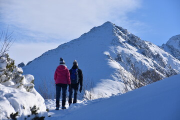 turysci na zimowych szlakach w Tatrach