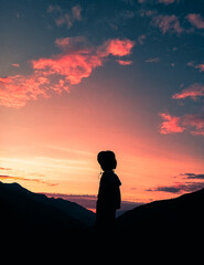 La magia de los colores de un atardecer que marcan la silueta de un niño  © Aldo