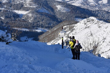 Naklejka na ściany i meble Turyści na szlakach w Tatrach, Dolina Gąsienicowa w Tatrzańskim Parku Narodowym, zimowe szlaki turystyczne