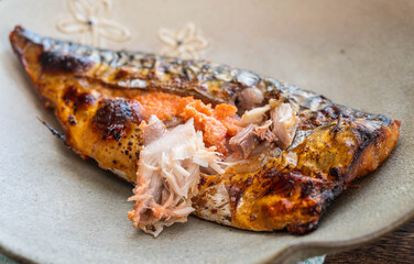 身をほぐした焼き鯖明太子